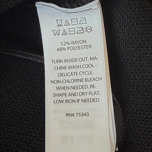 Elegant Black Sleeveless Top - Picture 6 of 6